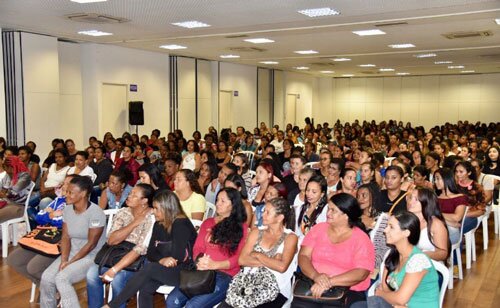 Público presente no evento “Dias das Mães dos Programas Sociais”, em Mariana (MG)